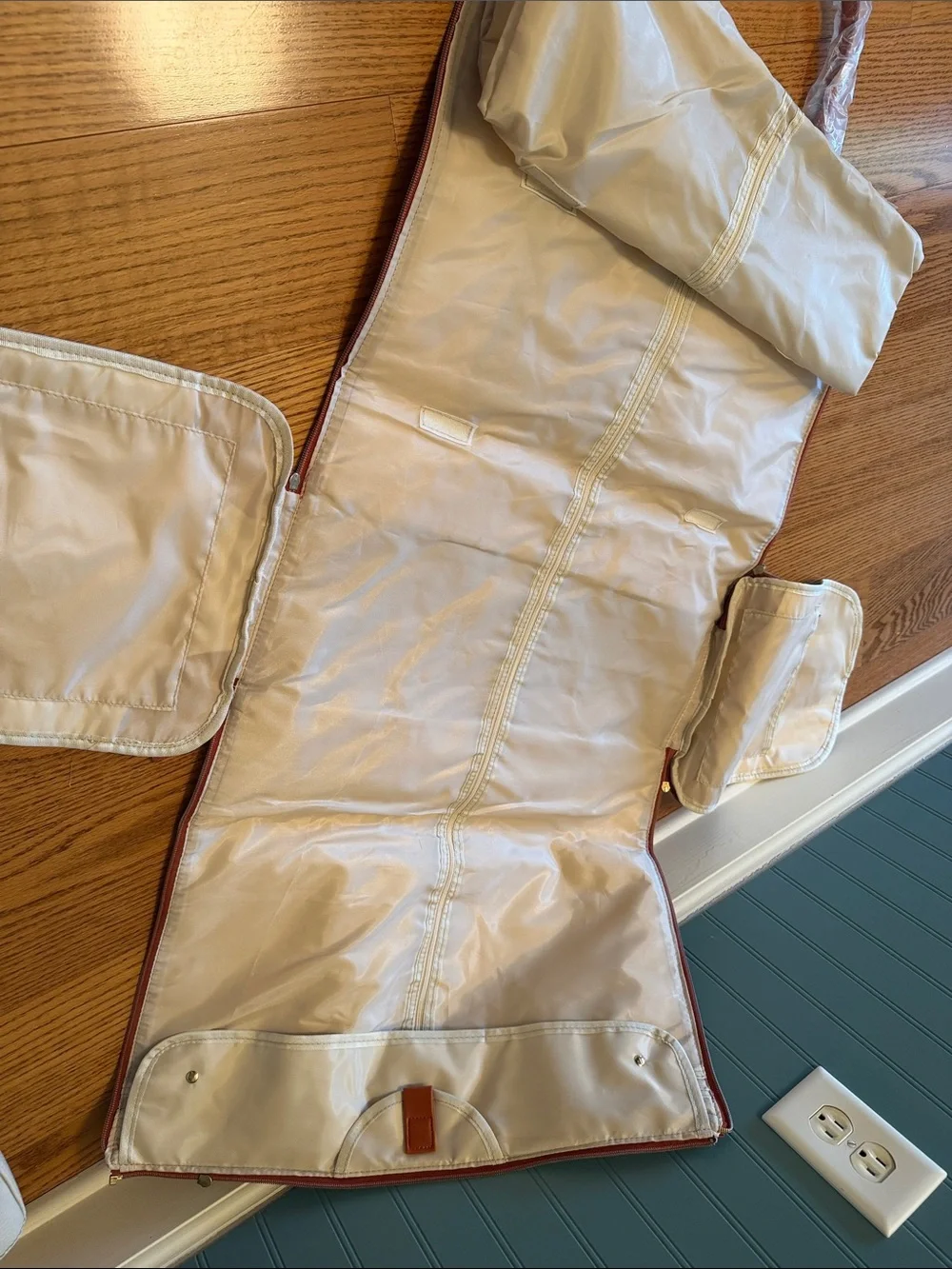 Classic Cream and Tan Travel Duffel Bag - Unbranded